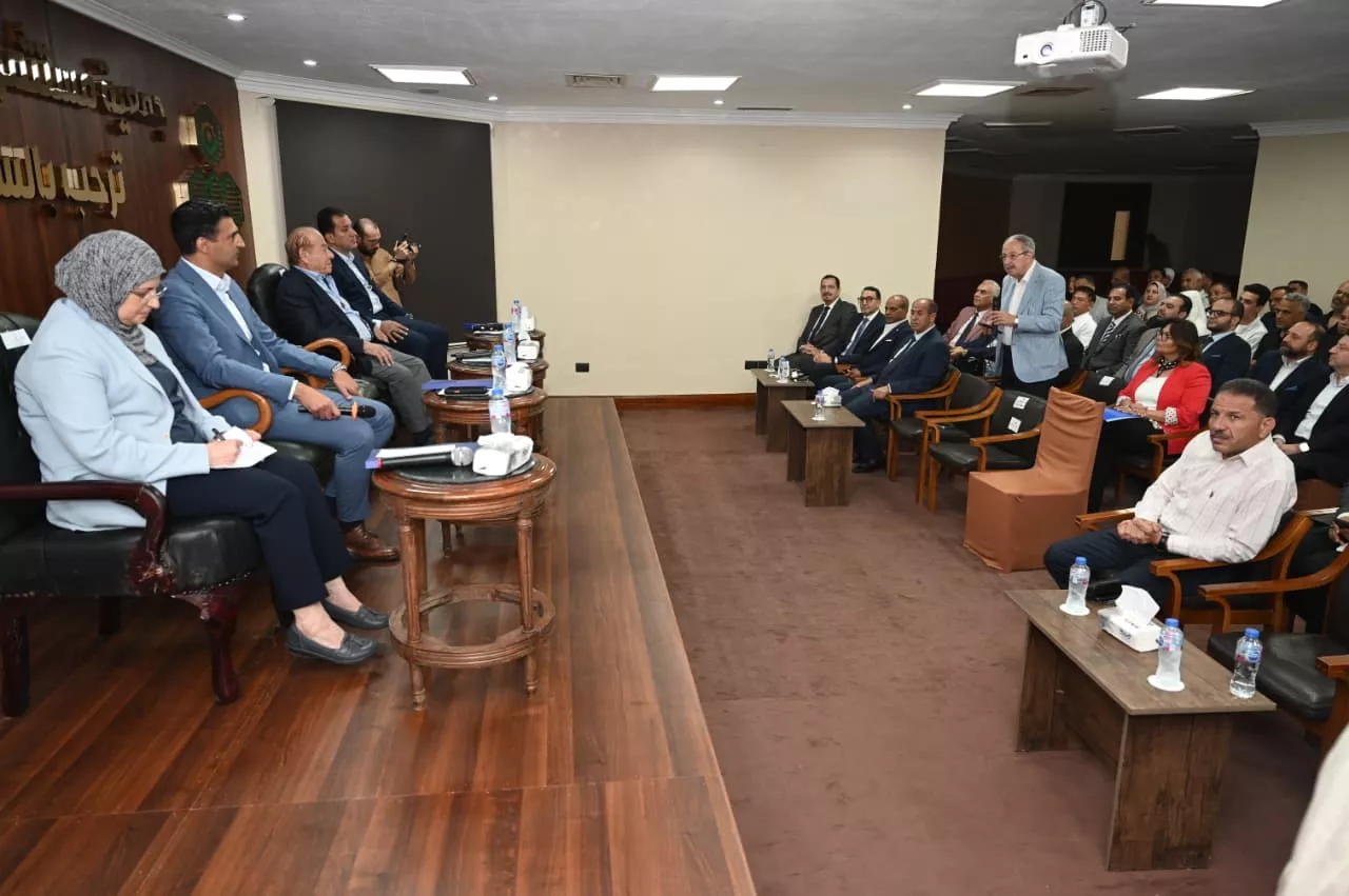 جولة وزير الصناعة بالمنطقة الصناعية بالعاشر من رمضان