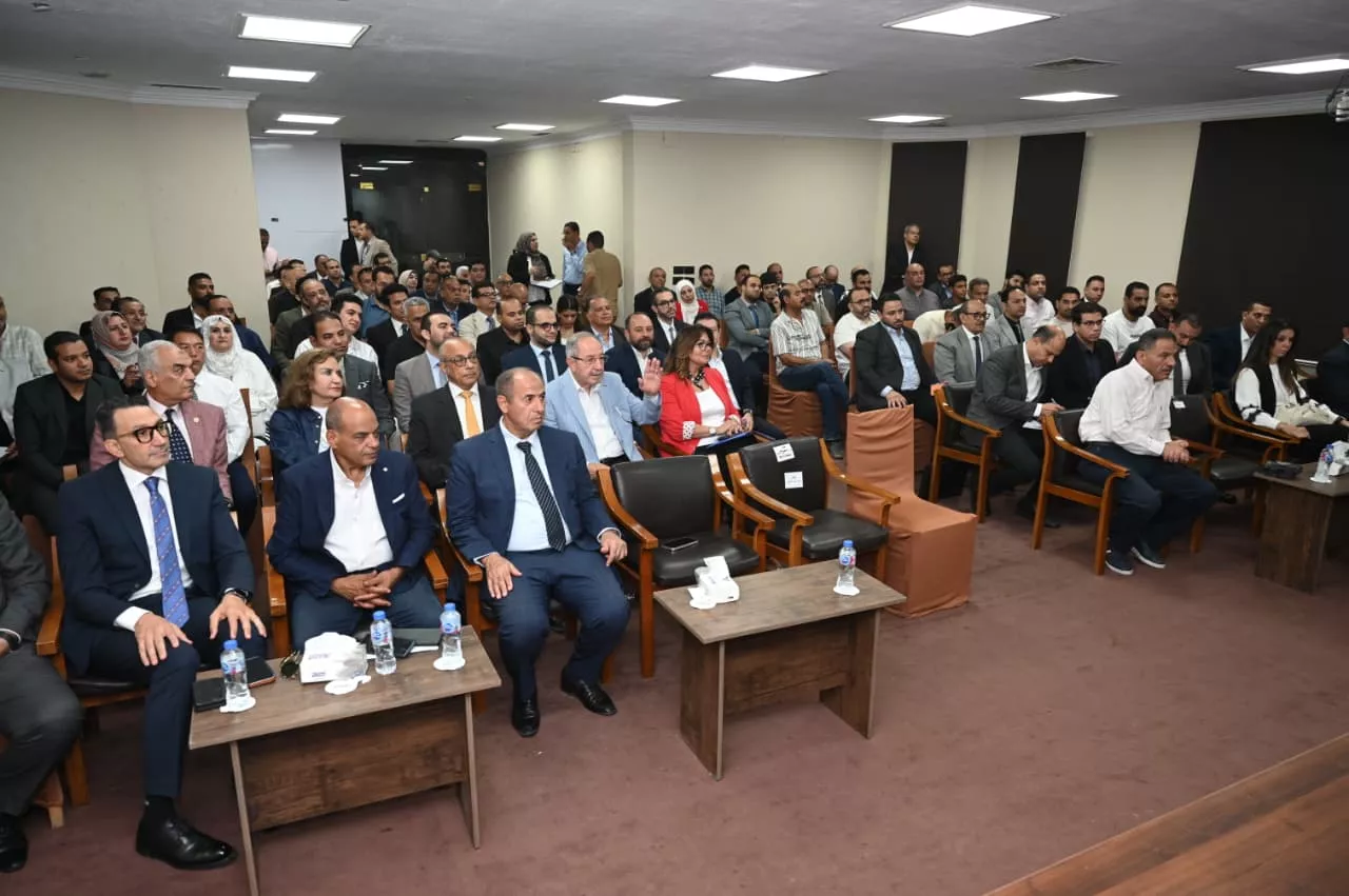 جولة وزير الصناعة بالمنطقة الصناعية بالعاشر من رمضان