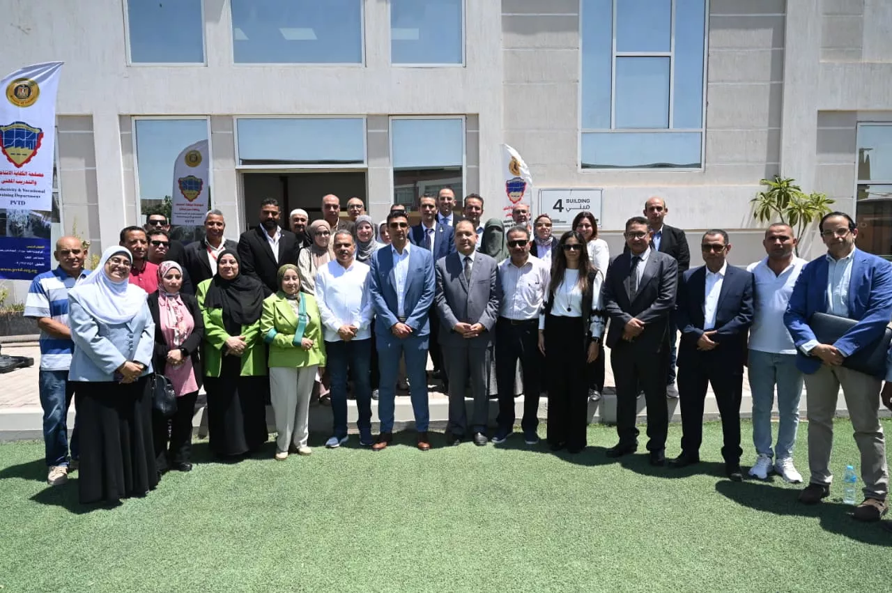 جولة وزير الصناعة بالمنطقة الصناعية بالعاشر من رمضان