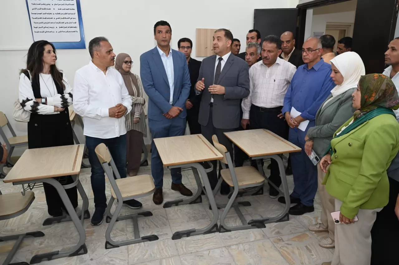 جولة وزير الصناعة بالمنطقة الصناعية بالعاشر من رمضان