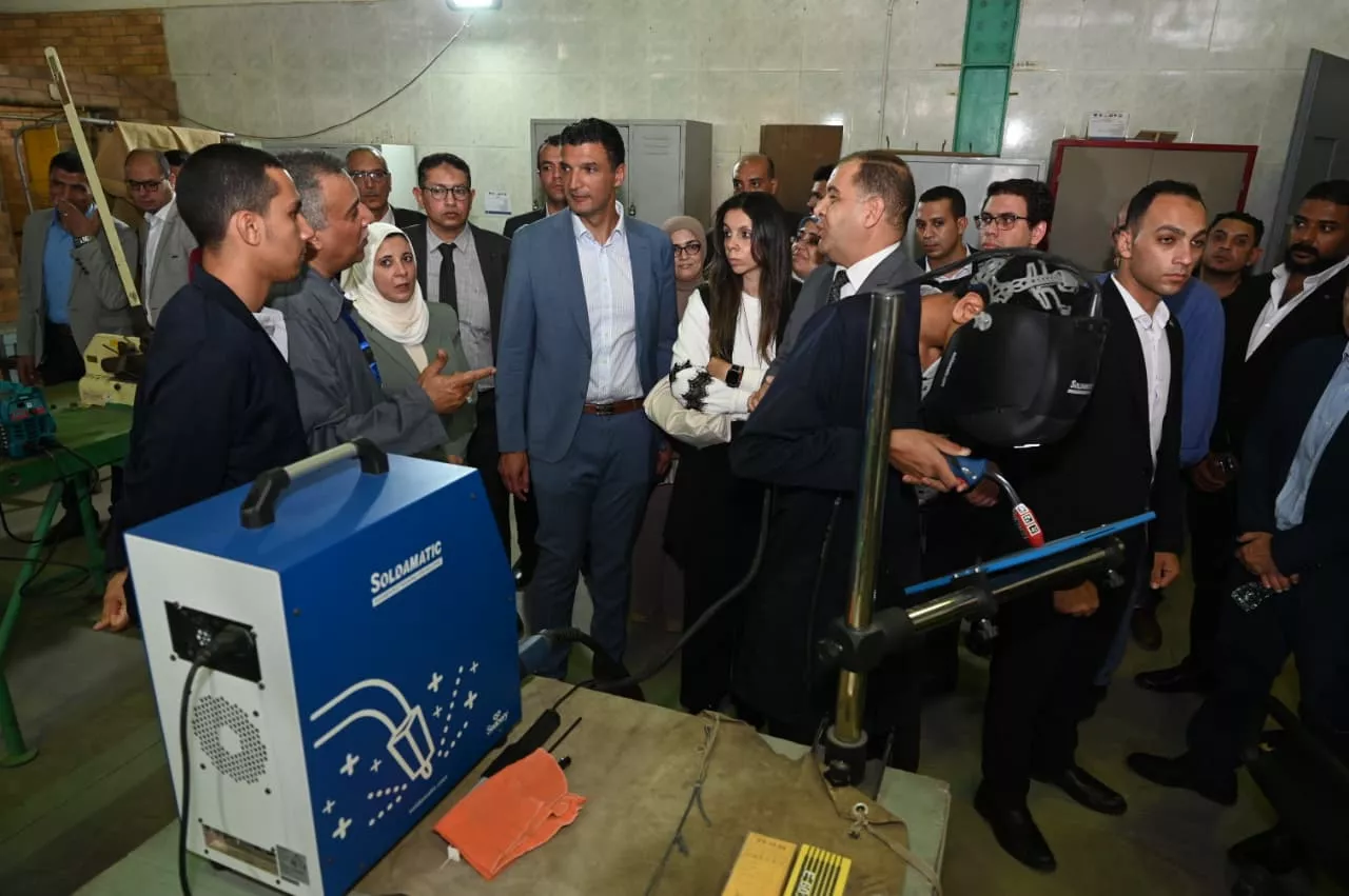 جولة وزير الصناعة بالمنطقة الصناعية بالعاشر من رمضان