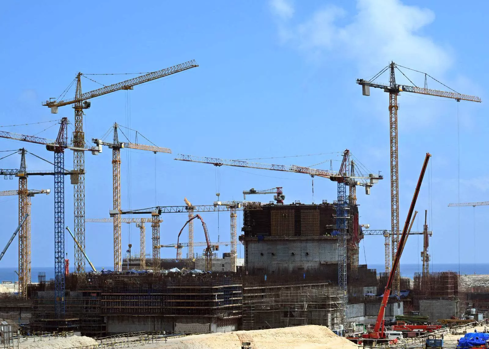 تركيب وعاء ضغط المفاعل للوحدة النووية الثانية بمحطة الضبعة