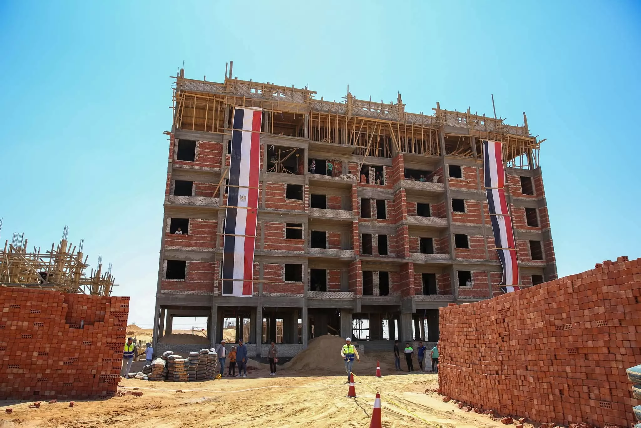 المنشاوي تتفقد مشروع سكن العاملين المنتقلين للعاصمة الجديدة