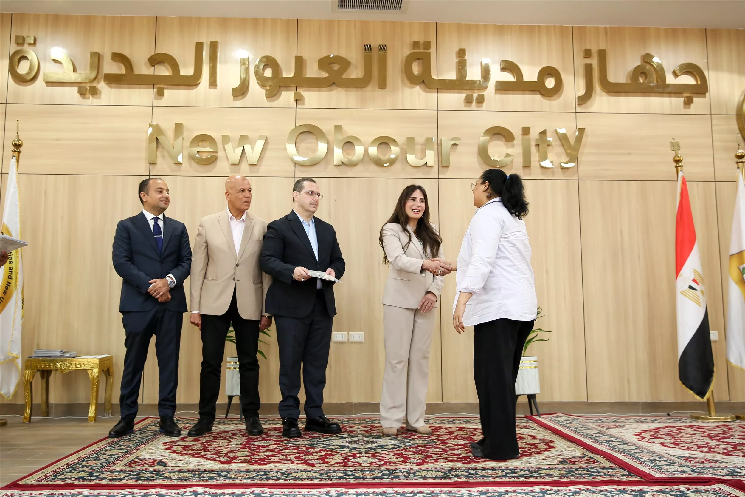 وزيرة الإسكان تسلم عقود توفيق أوضاع الأراضي المضافة بمدينتي العبور الجديدة والشروق