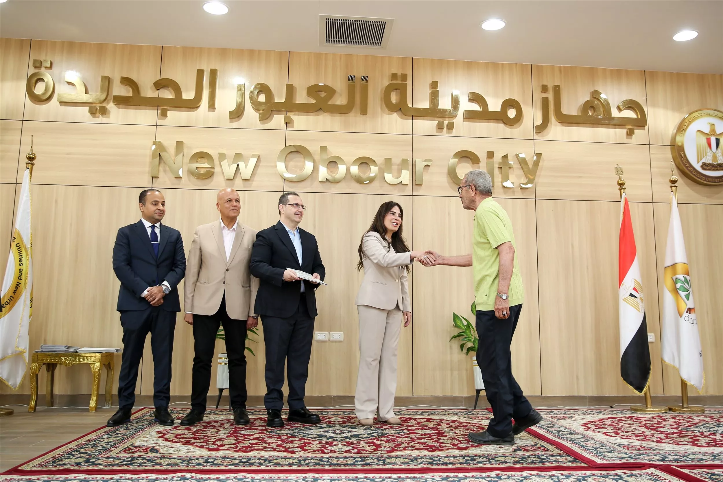 وزيرة الإسكان تسلم عقود توفيق أوضاع الأراضي المضافة بمدينتي العبور الجديدة والشروق