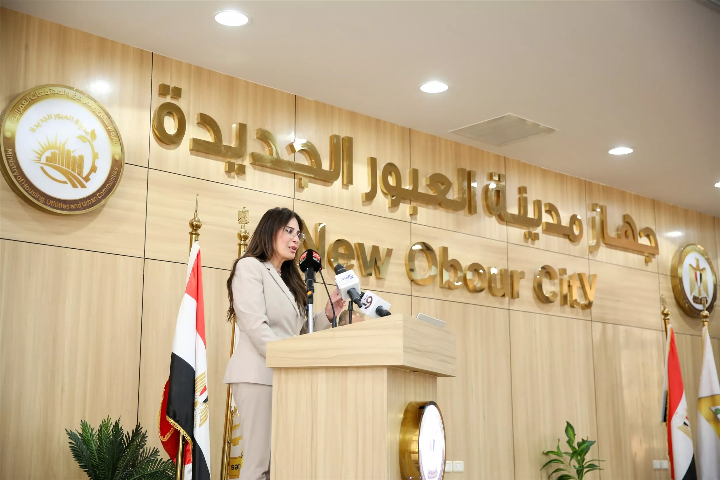 وزيرة الإسكان تسلم عقود توفيق أوضاع الأراضي المضافة بمدينتي العبور الجديدة والشروق