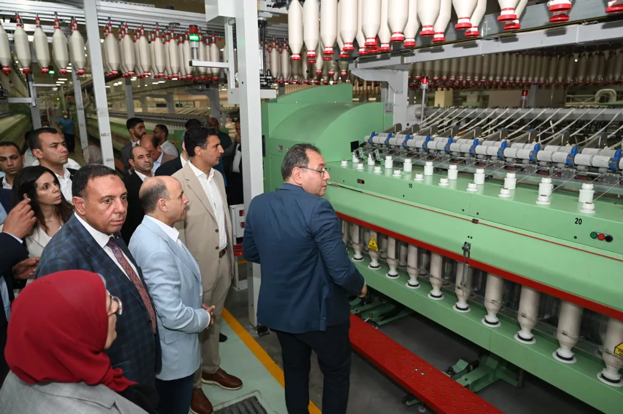 وزير الصناعة يتفقد مجمع مصانع شركة مصر للغزل والنسيج