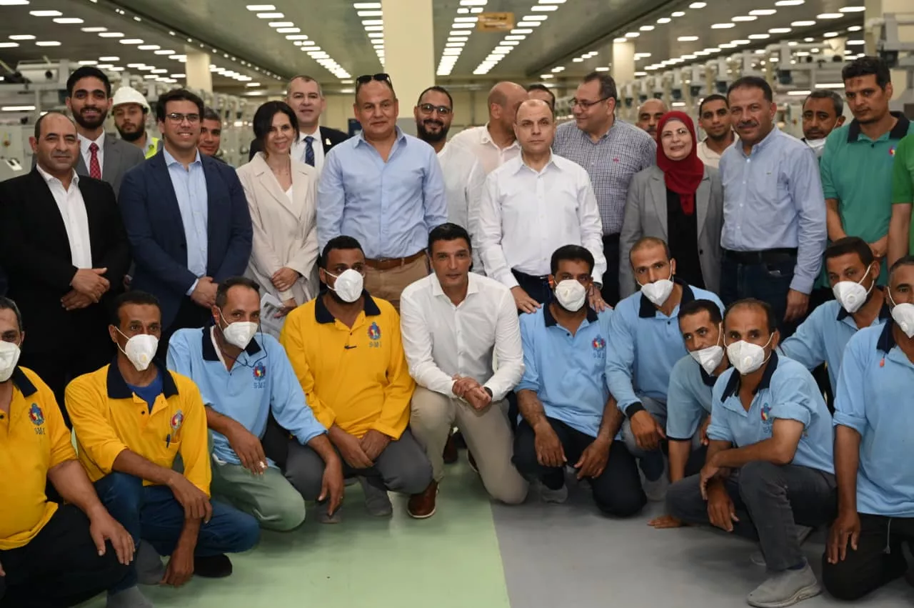 وزير الصناعة يتفقد مجمع مصانع شركة مصر للغزل والنسيج
