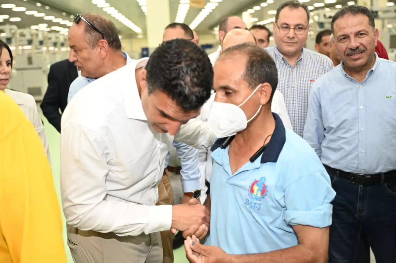 وزير الصناعة يتفقد مجمع مصانع شركة مصر للغزل والنسيج