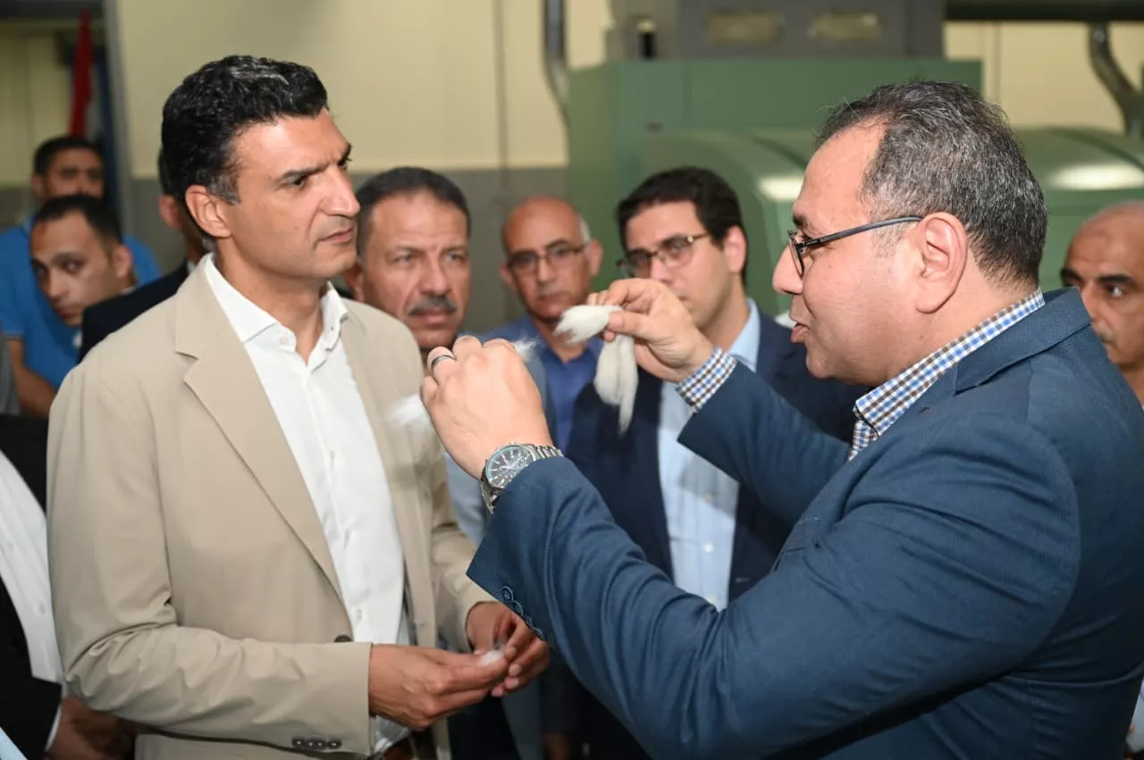 وزير الصناعة يتفقد مجمع مصانع شركة مصر للغزل والنسيج
