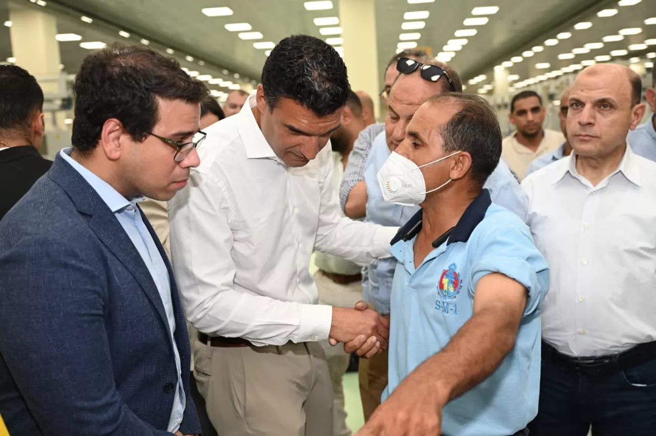 وزير الصناعة يتفقد مجمع مصانع شركة مصر للغزل والنسيج