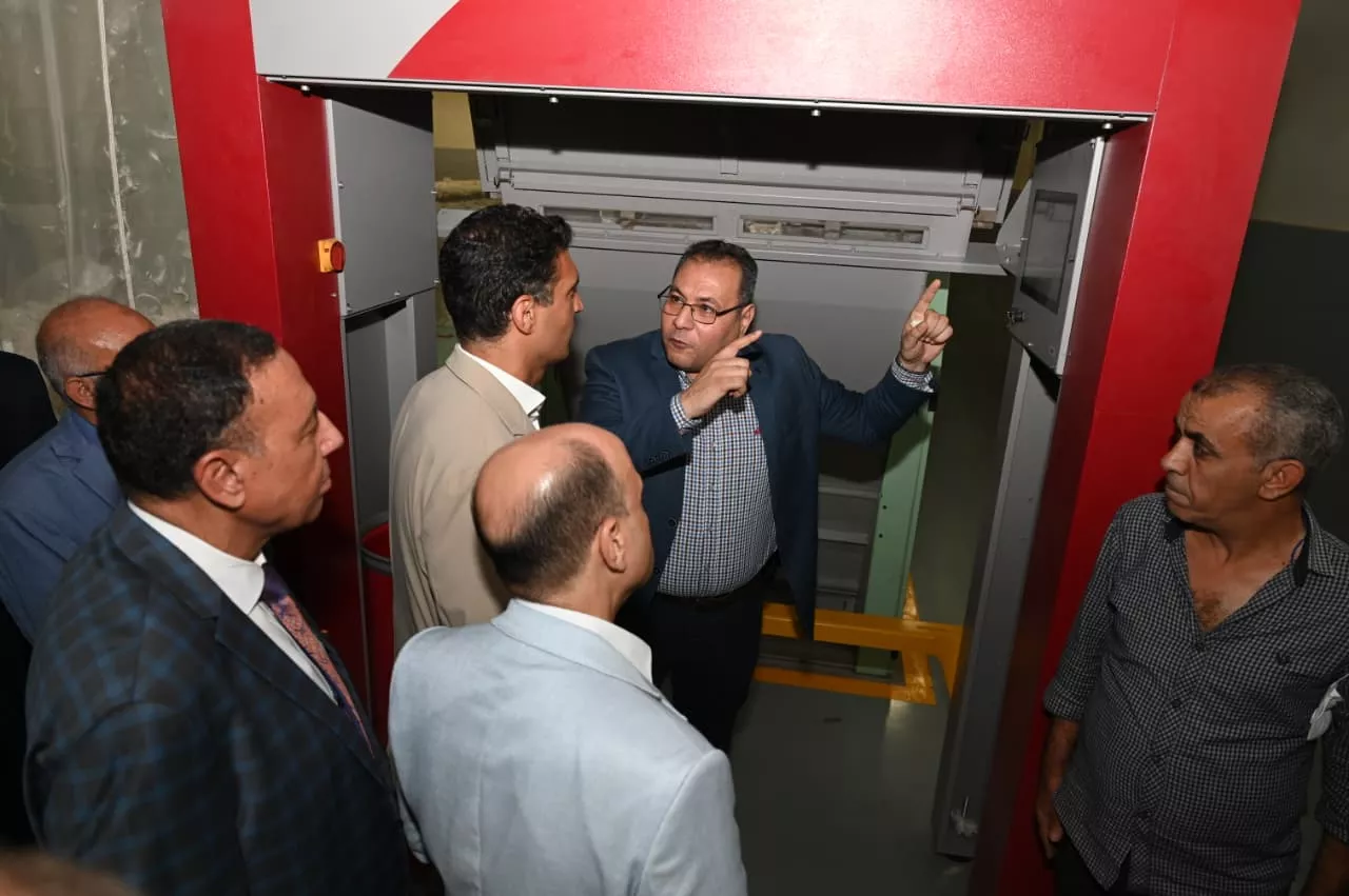 وزير الصناعة يتفقد مجمع مصانع شركة مصر للغزل والنسيج