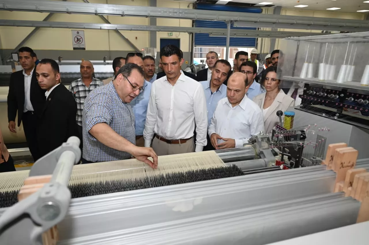 وزير الصناعة يتفقد مجمع مصانع شركة مصر للغزل والنسيج