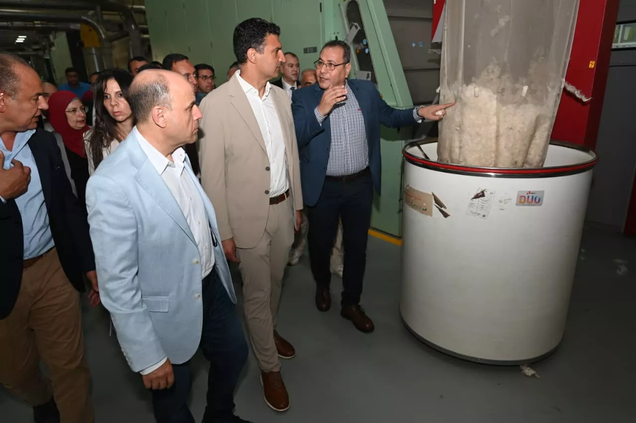 وزير الصناعة يتفقد مجمع مصانع شركة مصر للغزل والنسيج
