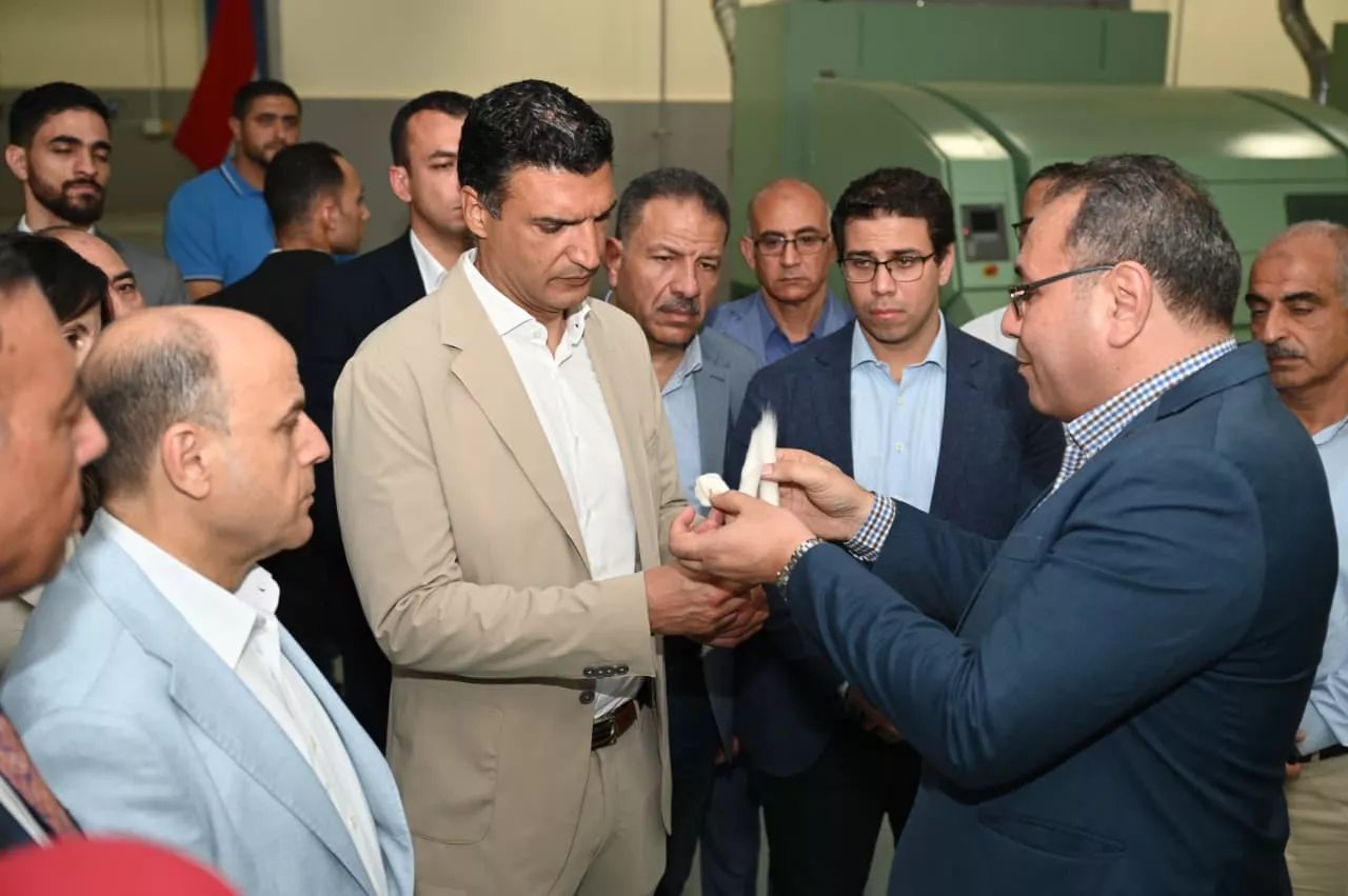 وزير الصناعة يتفقد مجمع مصانع شركة مصر للغزل والنسيج