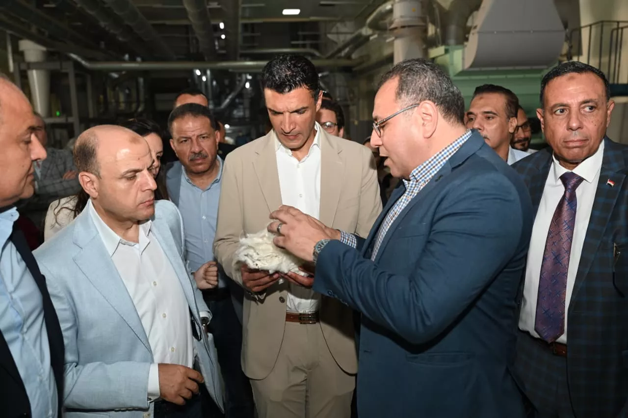 وزير الصناعة يتفقد مجمع مصانع شركة مصر للغزل والنسيج