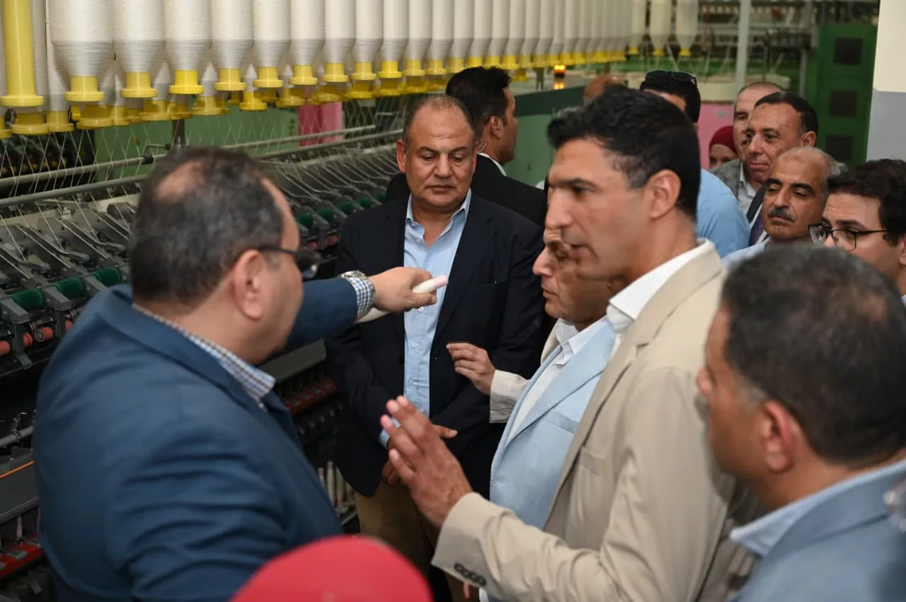 وزير الصناعة يتفقد مجمع مصانع شركة مصر للغزل والنسيج