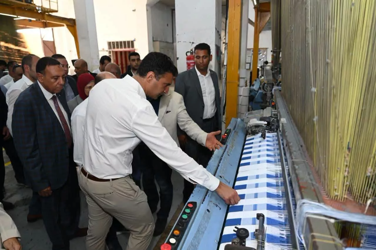 هاشم ومحافظ الغربية يتفقدان 3 مصانع متخصصة في الغزل والنسيج