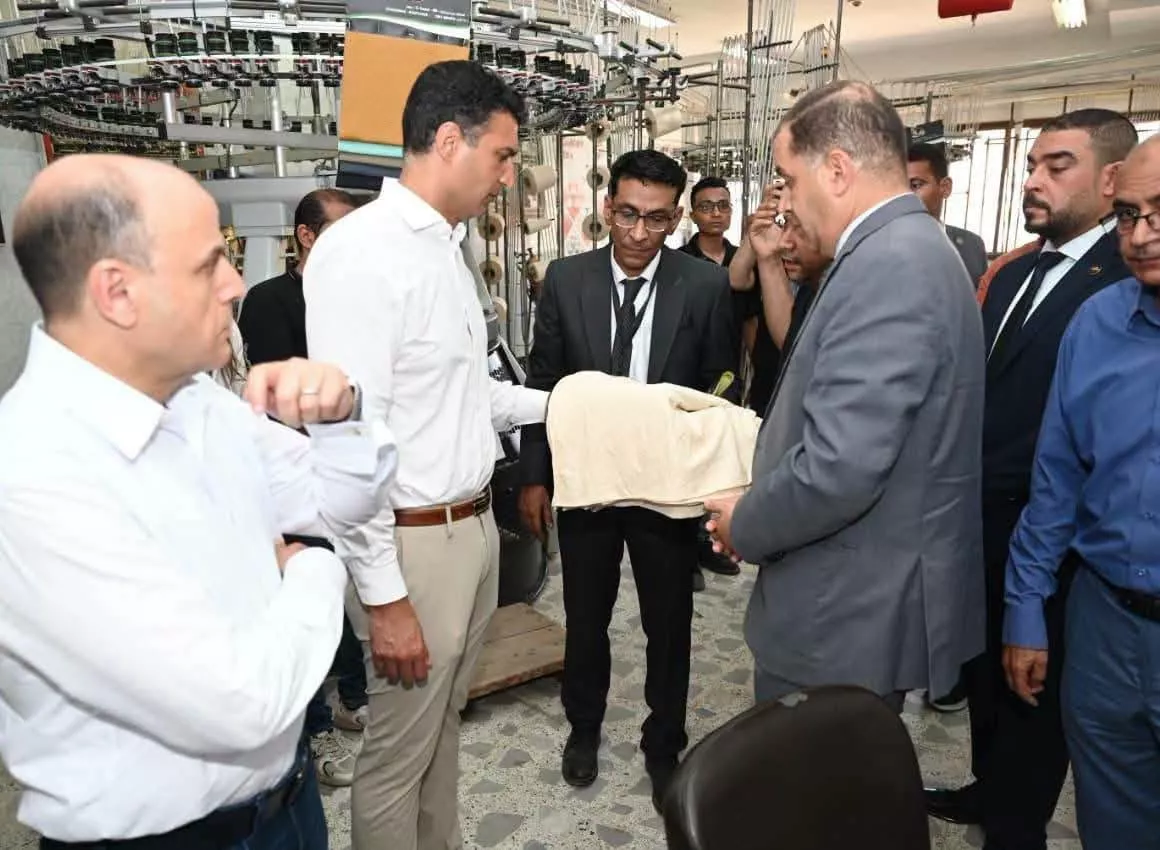 هاشم ومحافظ الغربية يتفقدان 3 مصانع متخصصة في الغزل والنسيج