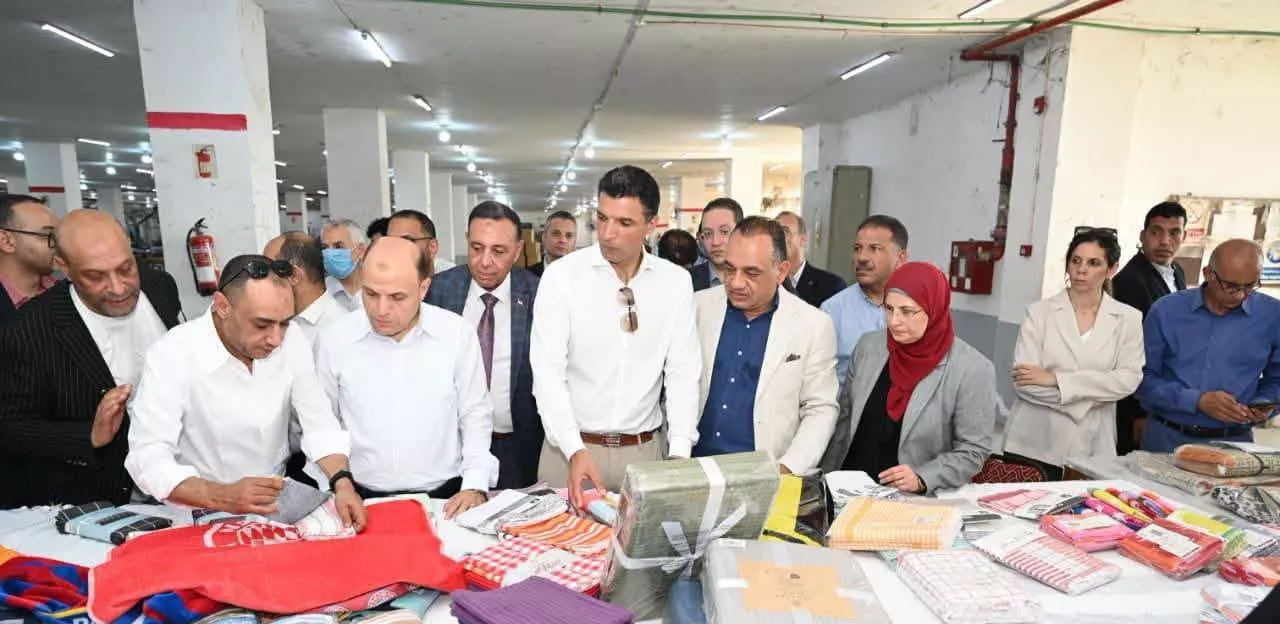 هاشم ومحافظ الغربية يتفقدان 3 مصانع متخصصة في الغزل والنسيج