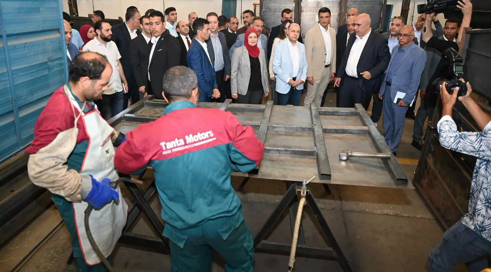 هاشم ومحافظ الغربية يتفقدان 3 مصانع متخصصة في الغزل والنسيج