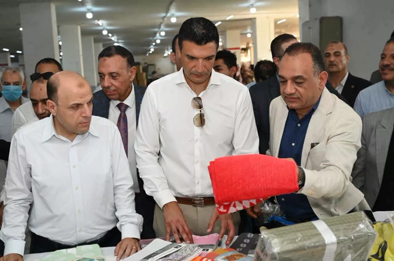 هاشم ومحافظ الغربية يتفقدان 3 مصانع متخصصة في الغزل والنسيج