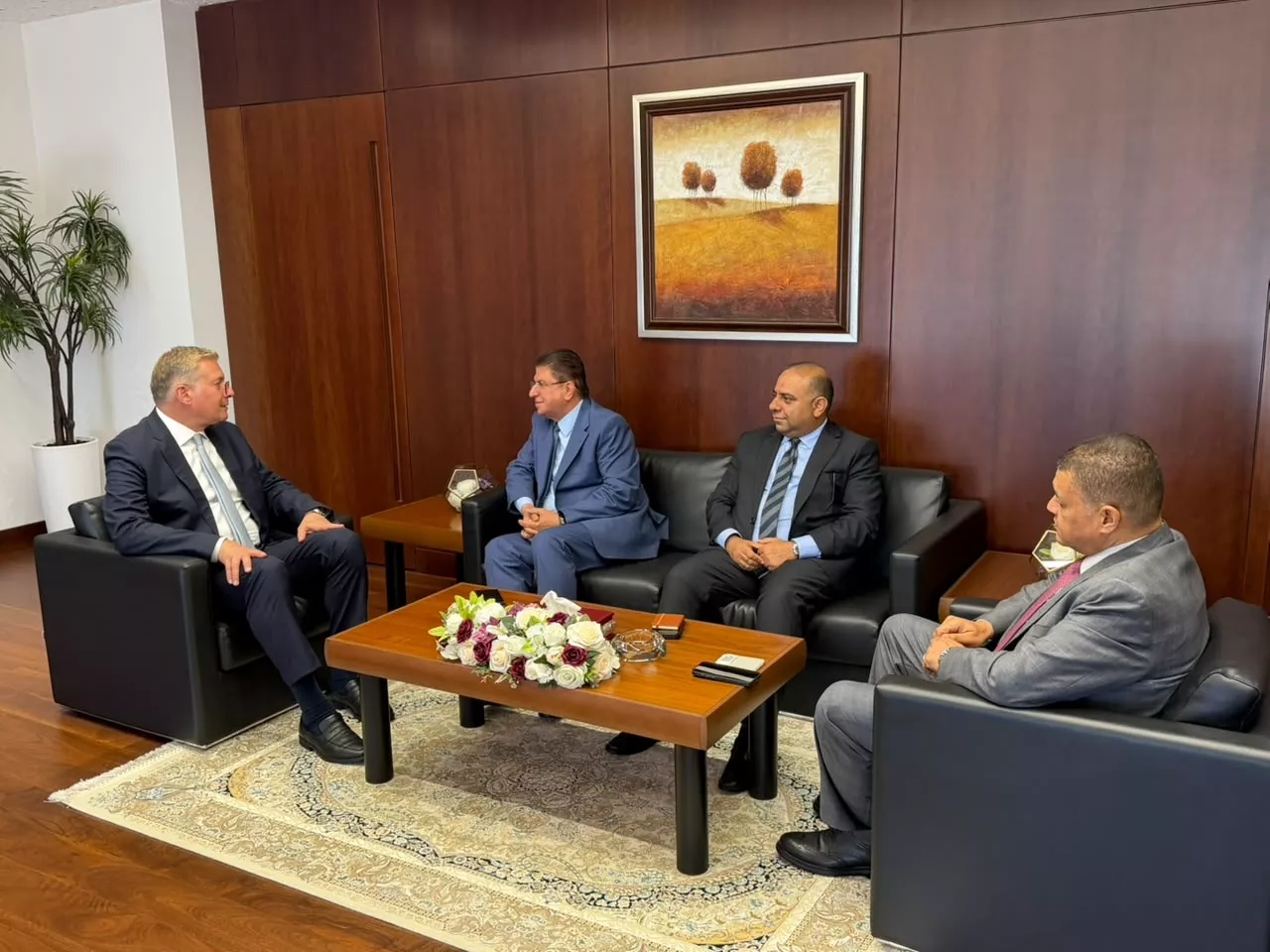 وزير البترول مع رئيس شركة مناجم الفوسفات الأردنية