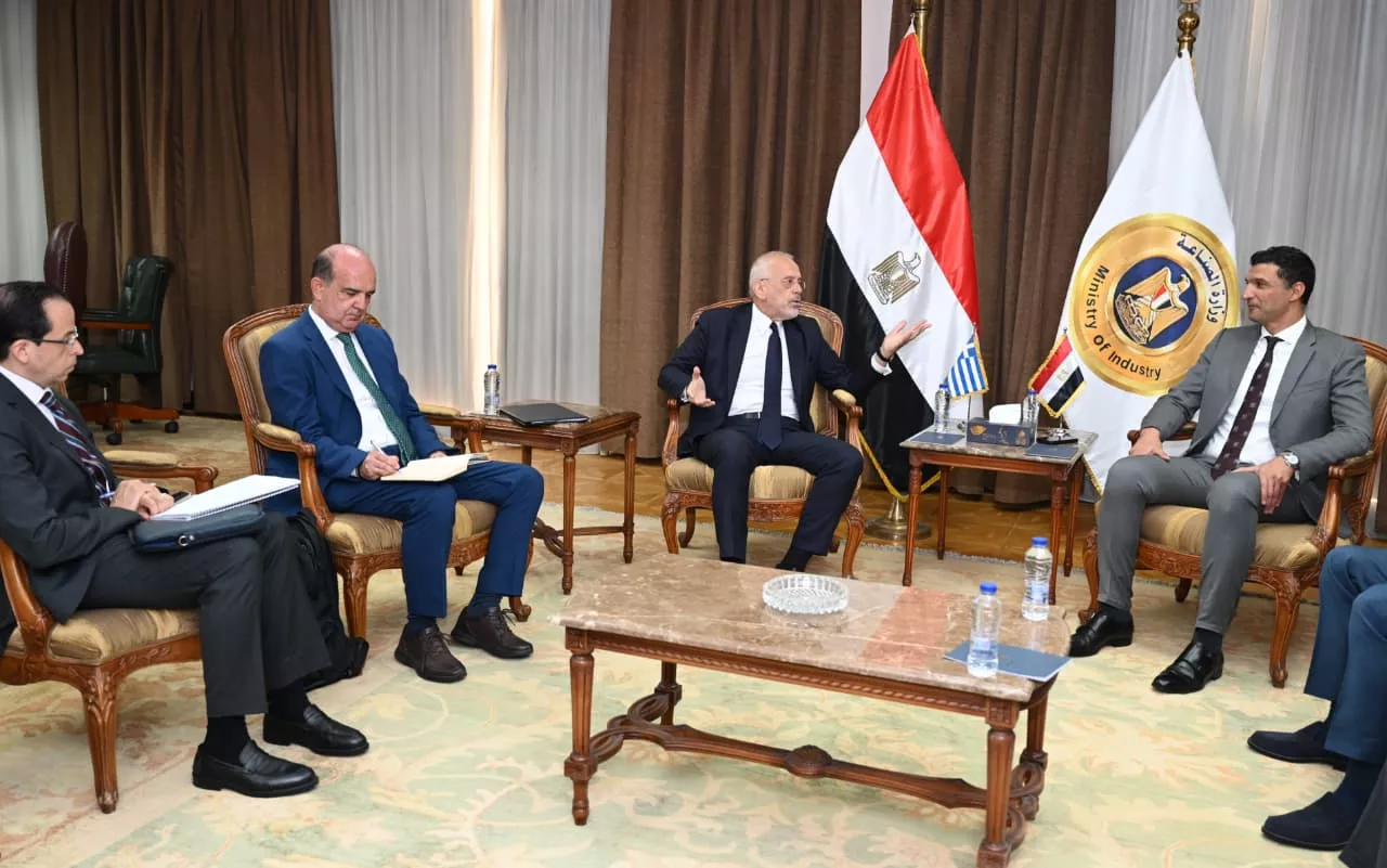 وزير الصناعة يجتمع مع سفير اليونان