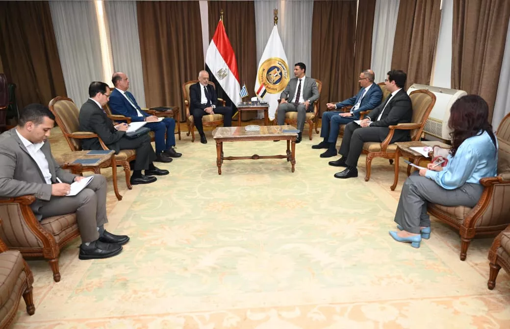 وزير الصناعة يجتمع مع سفير اليونان