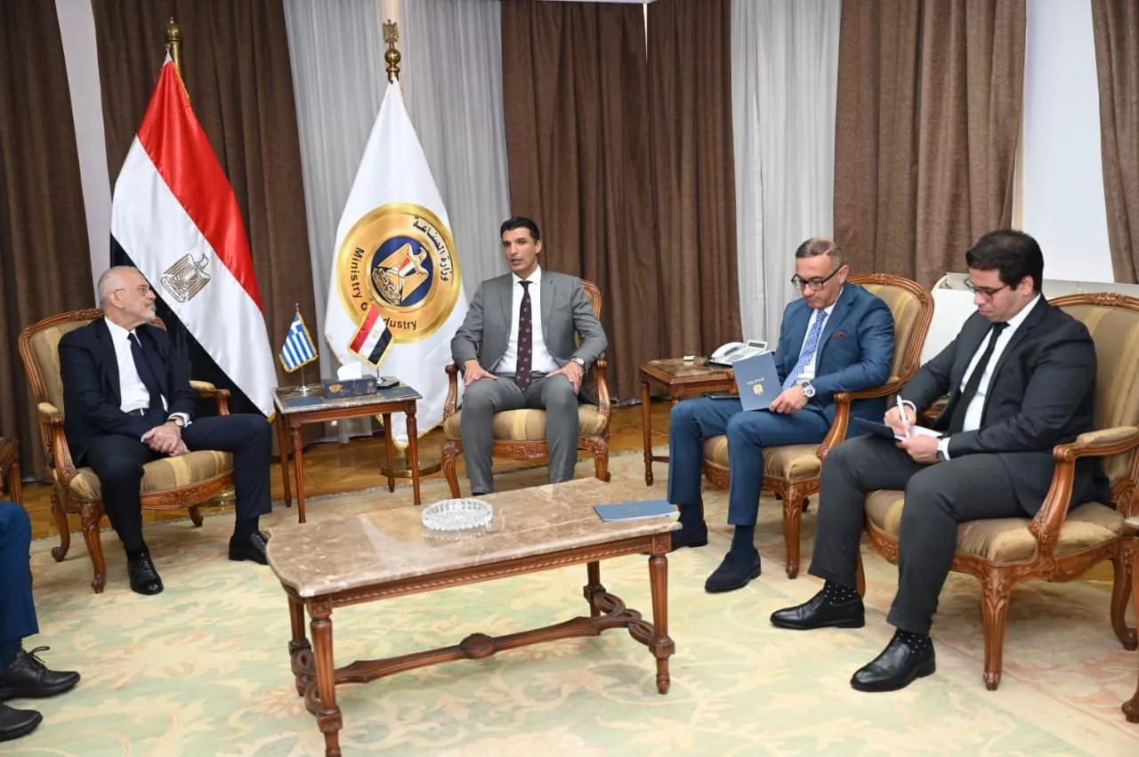وزير الصناعة يجتمع مع سفير اليونان