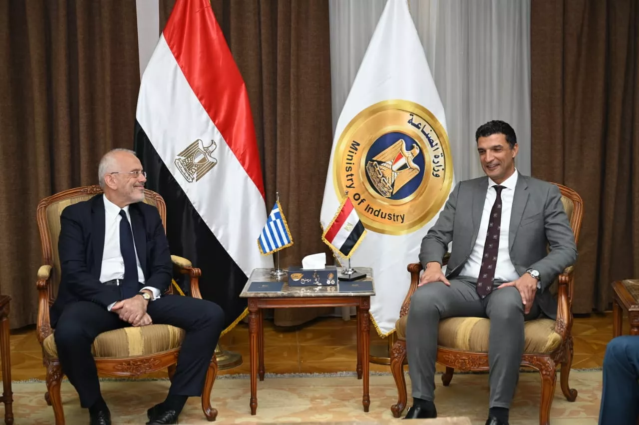 وزير الصناعة يجتمع مع سفير اليونان