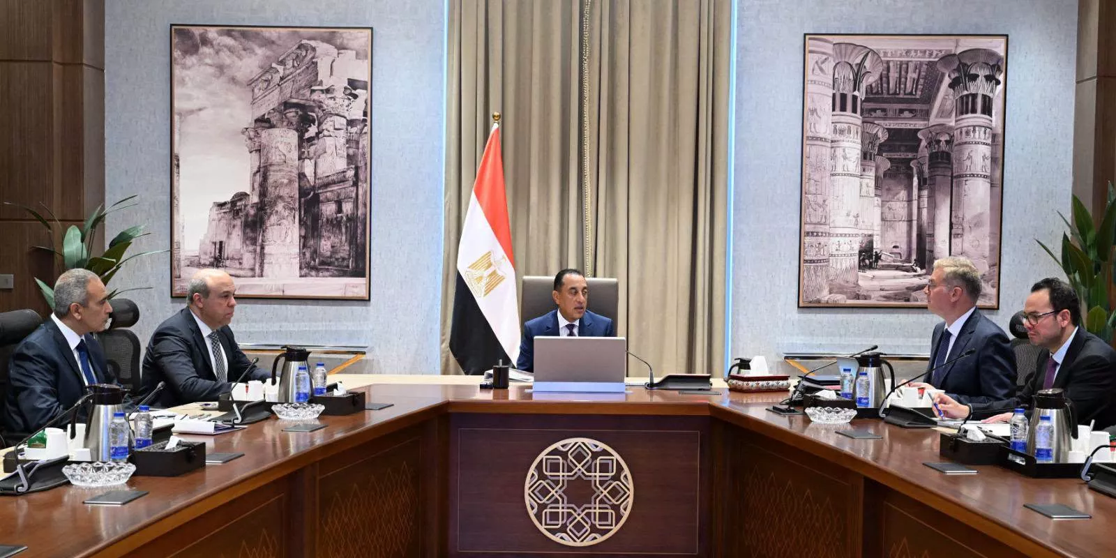 رئيس الوزراء يتابع ملفات التعاون بين وزارتي الطيران والبترول