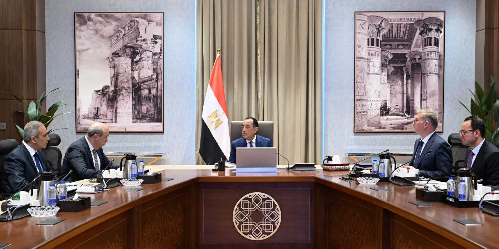 رئيس الوزراء يتابع ملفات التعاون بين وزارتي الطيران والبترول