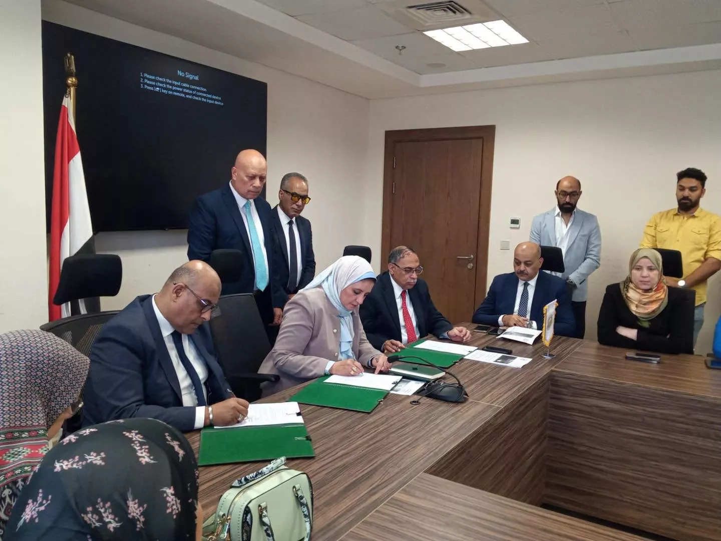 المصرية لنقل الكهرباء توقع عقد إنشاء خط جهد 220 كيلوفولت 