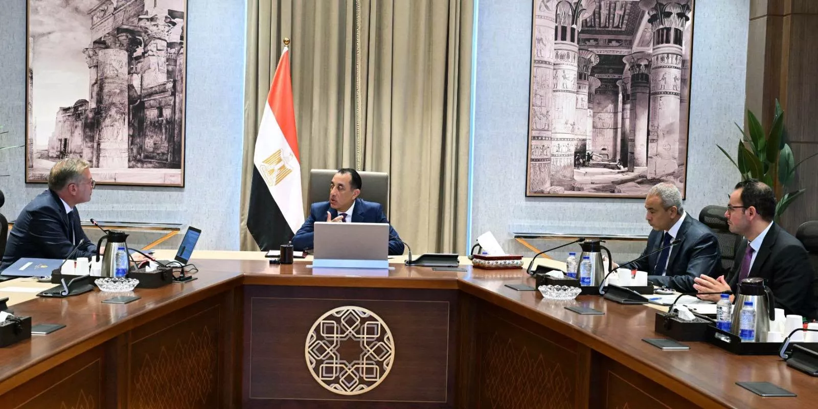 رئيس الوزراء يتابع مع وزير البترول عدداً من ملفات العمل