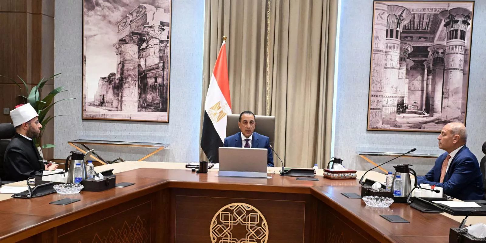 رئيس الوزراء يُتابع خطوات مشروع إحياء منطقة قرافة السيوطي