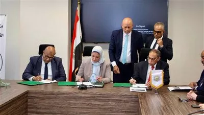 «الكهرباء» توقع عقدًا لإنشاء خط جهد 220 كيلوفولت لاستيعاب مشروعات طاقة الرياح