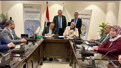 «الكهرباء» توقع عقدًا لإنشاء خط هوائي لتفريغ قدرات طاقة الرياح بخليج السويس