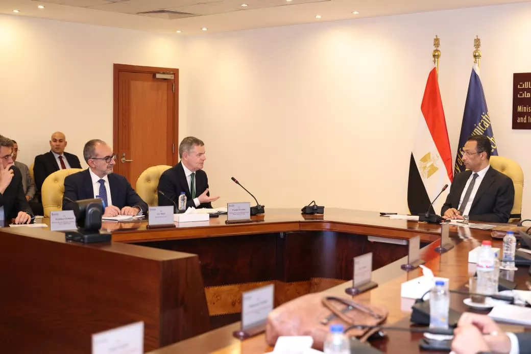 وزير الاتصالات يجتمع مع مسؤولي البنك الدولي