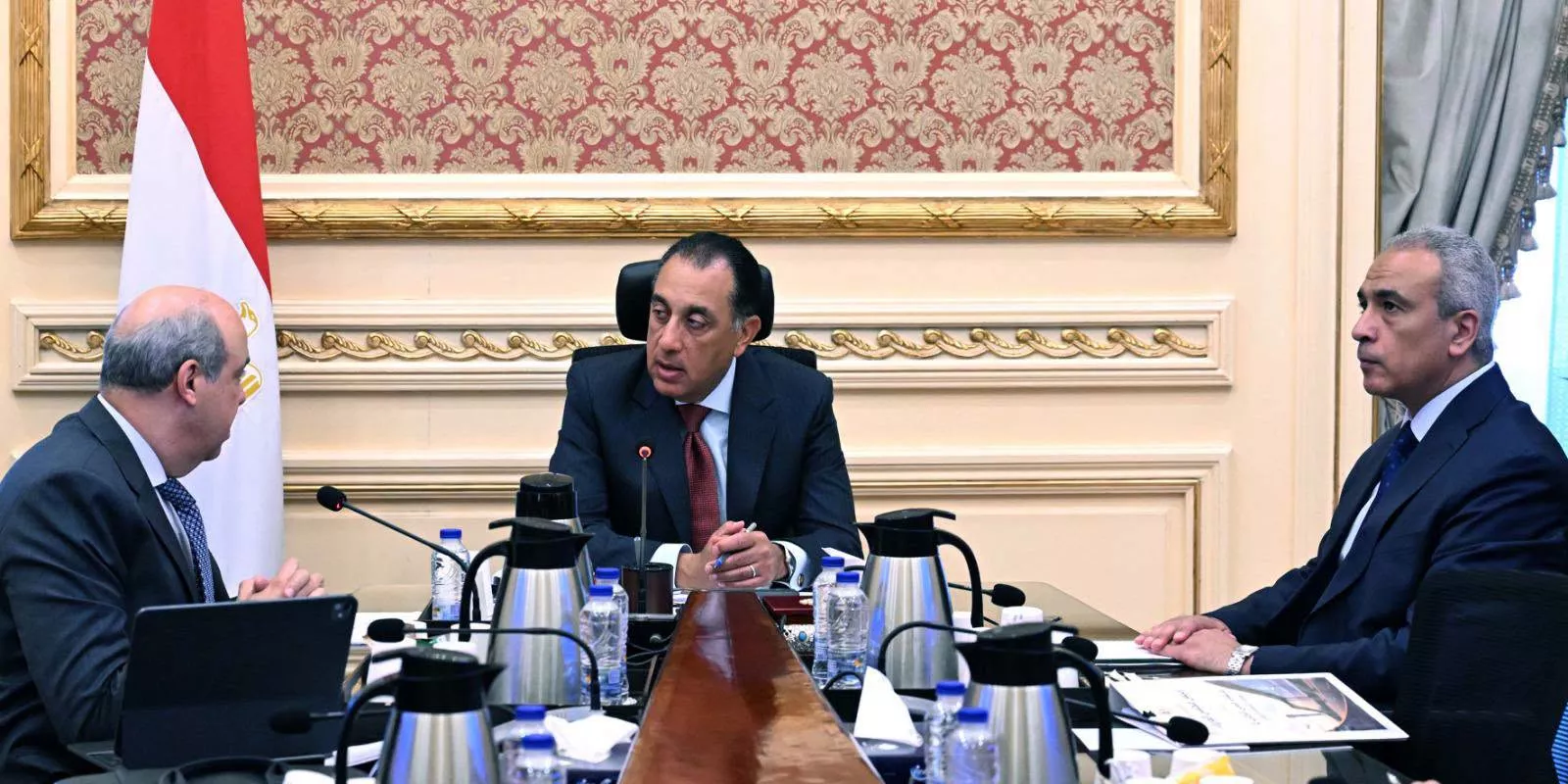 رئيس الوزراء في اجتماع مع وزير الطيران المدني