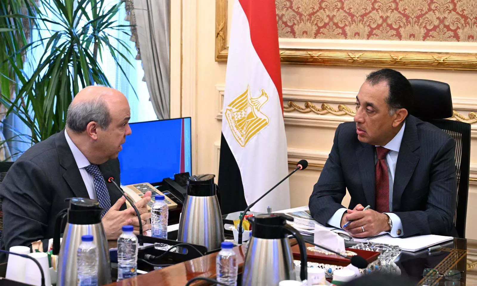 رئيس الوزراء في اجتماع مع وزير الطيران المدني