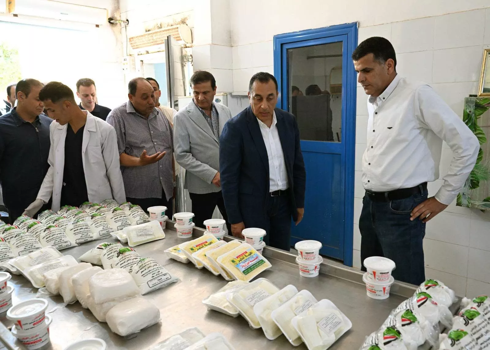 رئيس الوزراء يتفقد محطة الإنتاج الحيواني وتصنيع الألبان