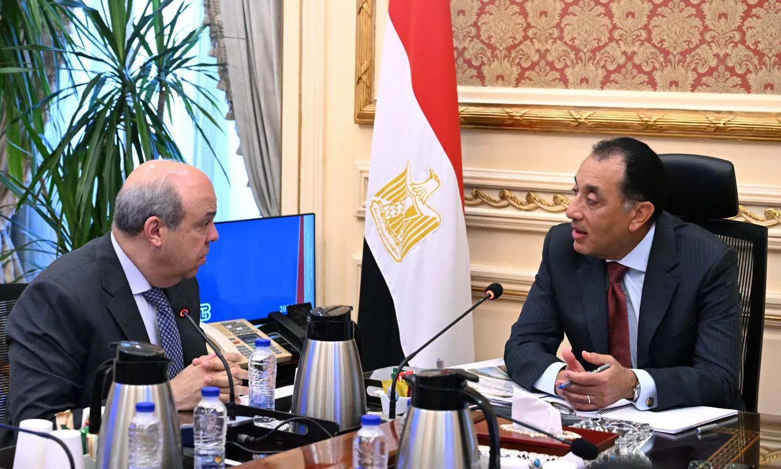 رئيس الوزراء في اجتماع مع وزير الطيران المدني