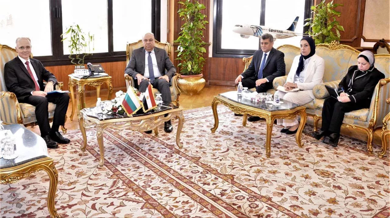 وزير الطيران المدني يستقبل سفير بلغاريا