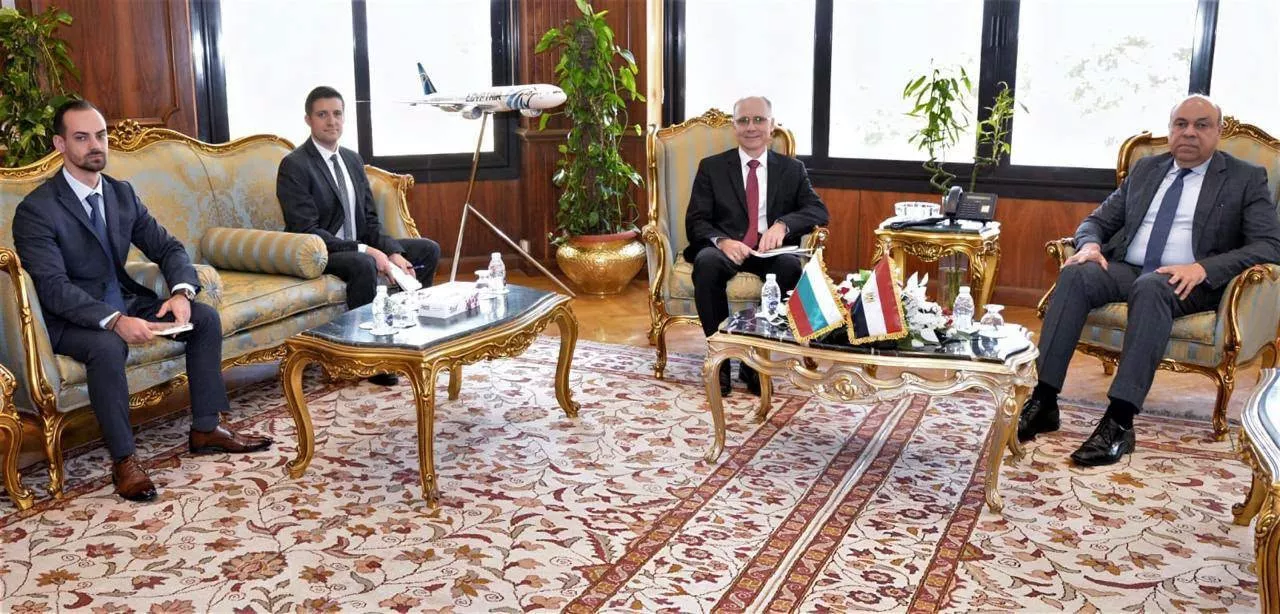 وزير الطيران المدني يستقبل سفير بلغاريا