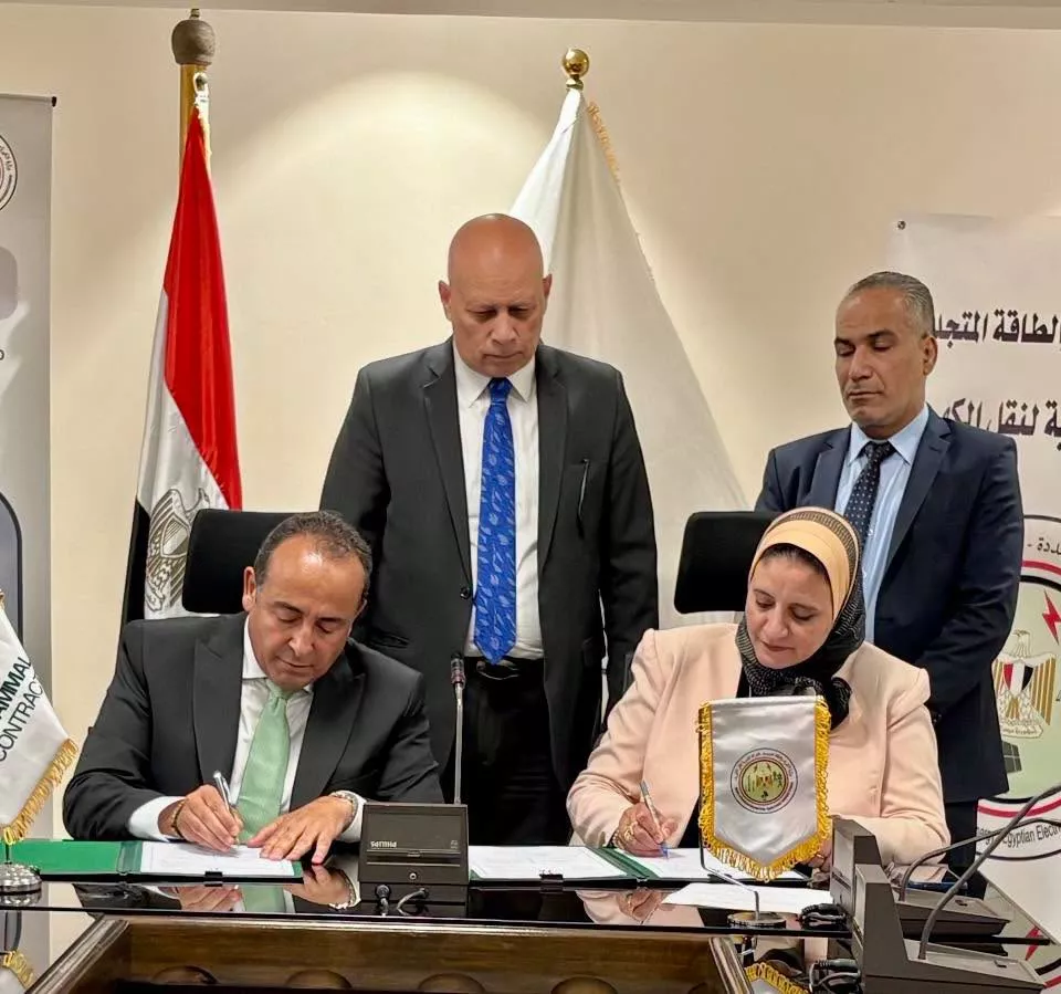 المصرية لنقل الكهرباء توقع عقدًا جديدًا لإنشاء خط جهد 500 ك.ف
