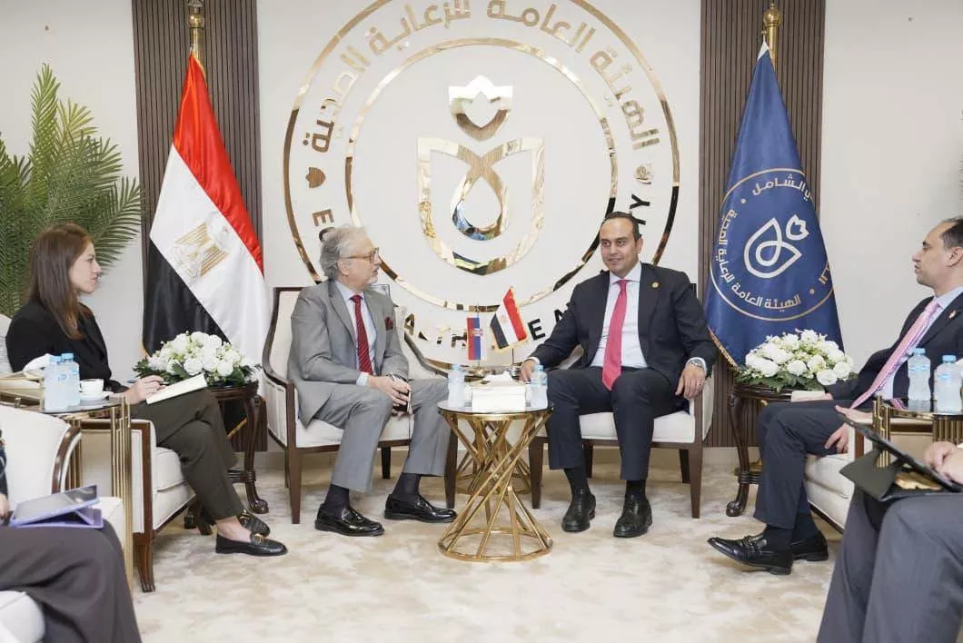 رئيس هيئة الرعاية الصحية يجتمع مع سفير صربيا