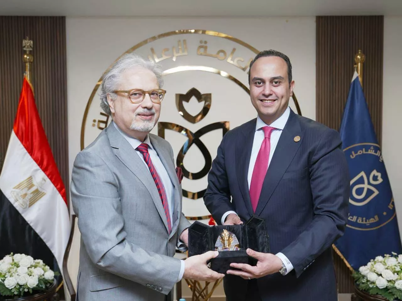 رئيس هيئة الرعاية الصحية يجتمع مع سفير صربيا