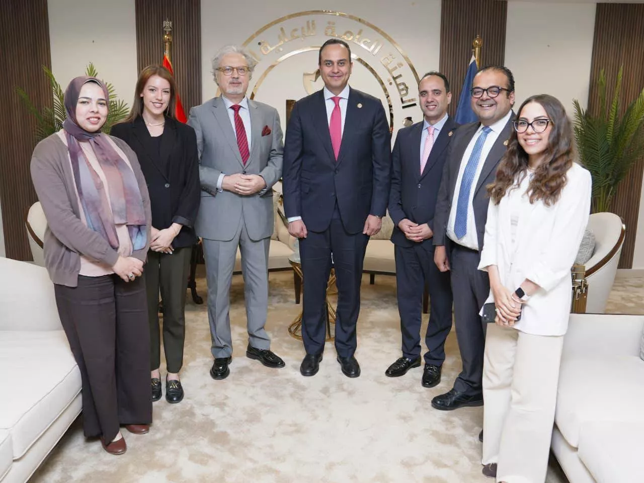 رئيس هيئة الرعاية الصحية يجتمع مع سفير صربيا