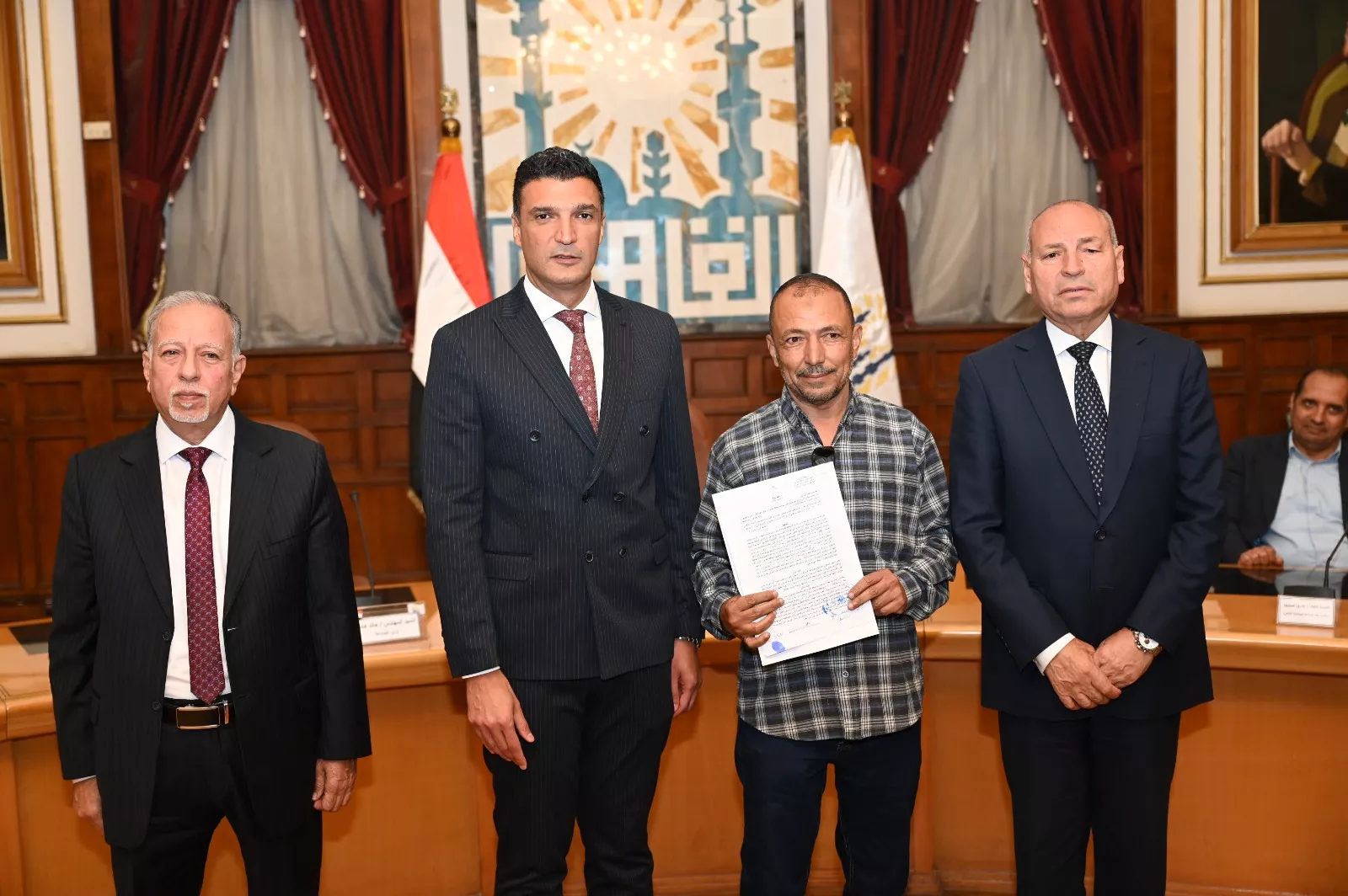 تسليم 40 عقدًا للمصانع والورش بمنطقة شق الثعبان الصناعية 